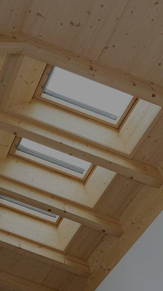 Holzdecke mit Dachfenstern