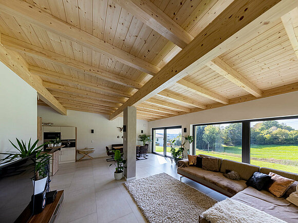 Wohnzimmer mit Holzdecke
