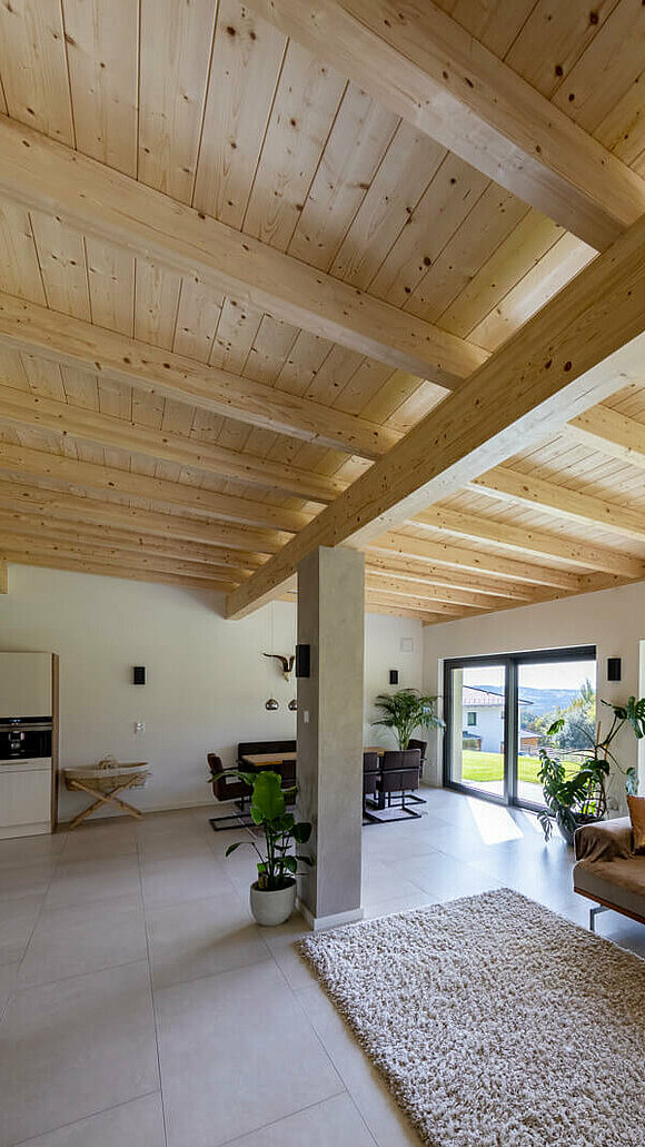 Wohnzimmer mit Holzdecke