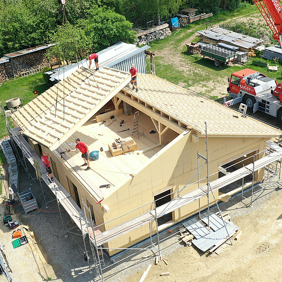 Die Bauteile für das Dach werden auf dem Dach zusammengebaut