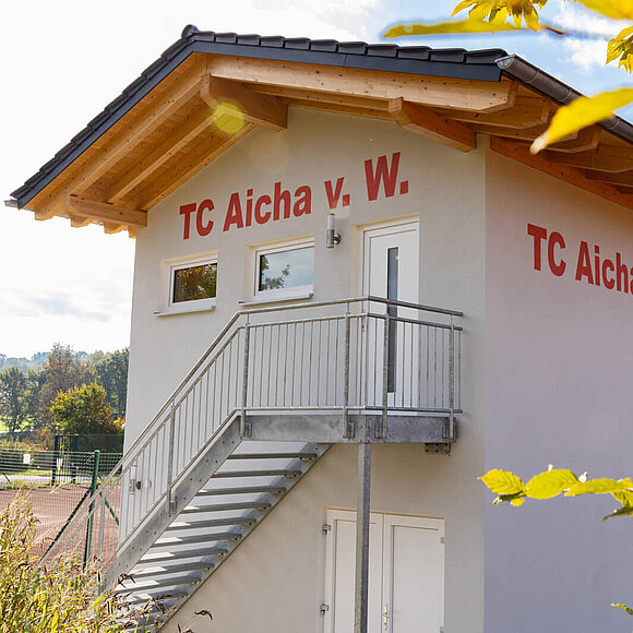 Haus mit Aufschrift: TC Aicha v. Wald