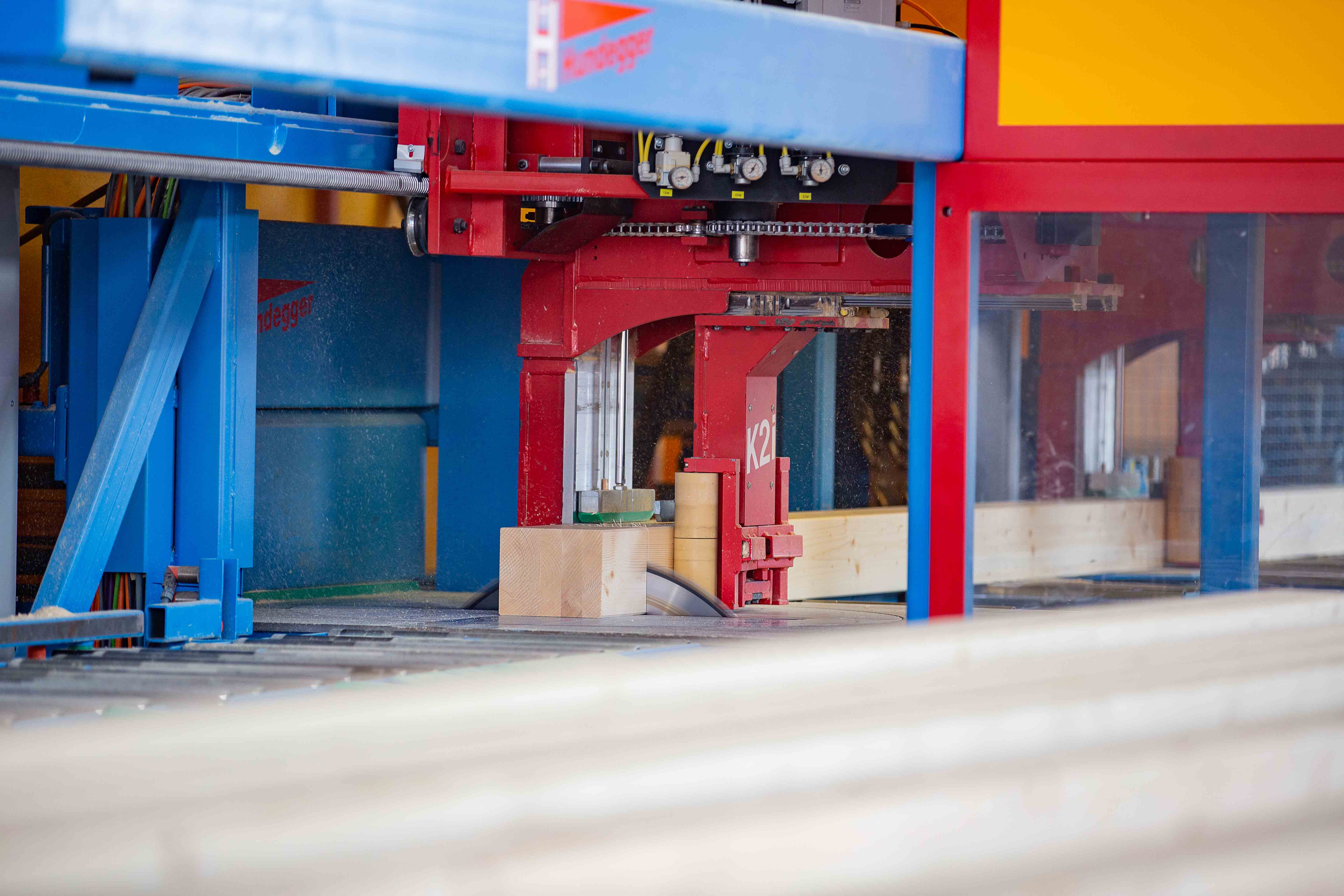 Maschine von Luger Holzbau bei der Arbeit.